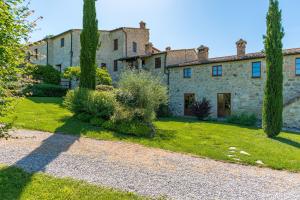 A garden outside Borgo Fastelli - House in historical Borgo in Tuscany - Quercia