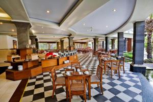 푸리 사론 호텔 스미냑 레스토랑 또는 맛집