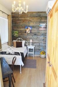 GudjaにあるJoseluceの木製の壁のベッドルーム1室(ベッド2台付)