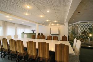 a conference room with a large table and chairs at Le France in Loudéac