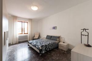 sypialnia z łóżkiem i krzesłem w obiekcie La Casa di Lucia - Firenze we Florencji