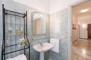 łazienka z umywalką i lustrem w obiekcie La Casa di Lucia - Firenze we Florencji +35 zdjęć