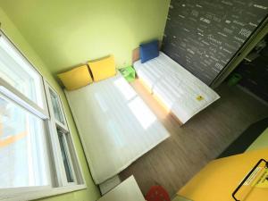 Habitación pequeña con 2 camas y pizarra en Hostel Tommy en Seúl