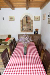 uma mesa com uma toalha de mesa xadrez vermelha e branca em Koppány Lovasudvar em Bakonykoppány