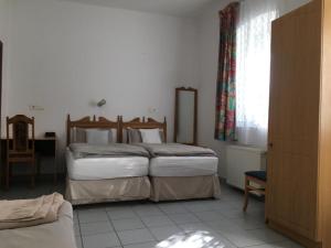 1 dormitorio con 2 camas y ventana en Vadaspuszta Vendeghaz en Csatka