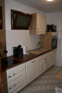 A kitchen or kitchenette at Enis Apartment - Biete wunderschönes möbliertes Zimmer an