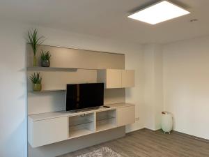 uma sala de estar com uma televisão de ecrã plano na parede em Apartment im Zentrum em Kassel