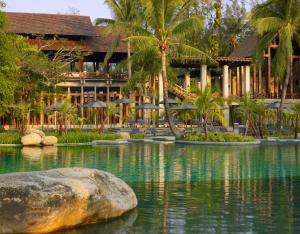 un resort con palme e una piscina d'acqua di The Slate, Phuket a Nai Yang Beach