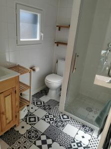 ein Bad mit einem WC und einer Glasdusche in der Unterkunft La Pitchoune in Andernos-les-Bains