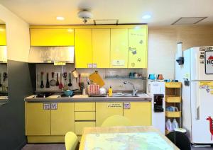 A kitchen or kitchenette at Hostel Tommy