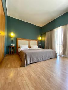 Postel nebo postele na pokoji v ubytování Olympic Hotel