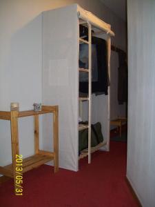 Hébergement Coup de Coeur في آكس ليه تيرم: غرفة صغيرة مع سرير بطابقين مع ستارة +10 صور