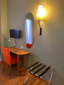 TV a/nebo společenská místnost v ubytování Olympic Hotel