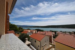 - un balcon offrant une vue sur une ville et un lac dans l'établissement Apartment Baran, à Čižići