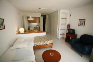 una pequeña sala de estar con cama y sofá en Apartamentos Edificio Albufeira - Alojamento Local, en Albufeira