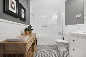 ein Badezimmer mit einem WC, einer Badewanne und einem Waschbecken in der Unterkunft MintyStay - Luca de Tena in Madrid