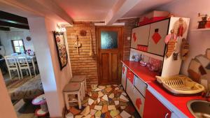 Η κουζίνα ή μικρή κουζίνα στο Meselak +13 φωτογραφίες