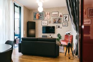 a living room with a couch and a tv at Luxury Downtown Appartement mit Garage in Graz