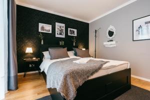 una camera da letto con un grande letto con una parete verde di Luxury Downtown Appartement mit Garage a Graz