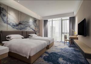 Postel nebo postele na pokoji v ubytování Paco Hotel Jinfeng Metro Guangzhou-Free Shuttle Bus For Canton Fair-Self-service laundry