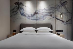 Postel nebo postele na pokoji v ubytování Paco Hotel Jinfeng Metro Guangzhou-Free Shuttle Bus For Canton Fair-Self-service laundry