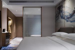 Postel nebo postele na pokoji v ubytování Paco Hotel Jinfeng Metro Guangzhou-Free Shuttle Bus For Canton Fair-Self-service laundry
