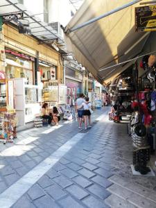 アテネにあるMuse Urban Suitesの市場を歩く人々