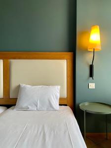 Postel nebo postele na pokoji v ubytování Olympic Hotel