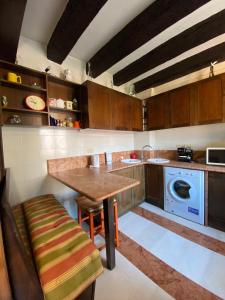 cocina con mesa de madera y fogones en Cà Francesco Apartment en Venecia