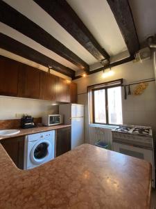 cocina con fregadero y lavadora en Cà Francesco Apartment en Venecia