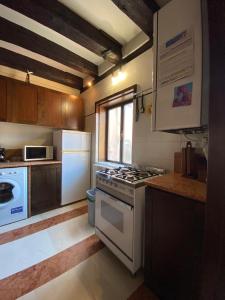 cocina con fogones blancos horno superior junto a una ventana en Cà Francesco Apartment en Venecia