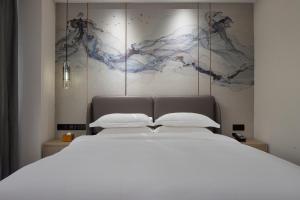 Postel nebo postele na pokoji v ubytování Paco Hotel Jinfeng Metro Guangzhou-Free Shuttle Bus For Canton Fair-Self-service laundry