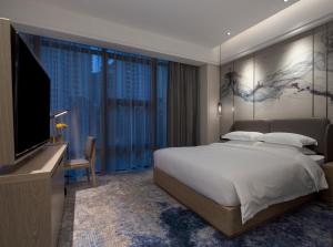 Postel nebo postele na pokoji v ubytování Paco Hotel Jinfeng Metro Guangzhou-Free Shuttle Bus For Canton Fair-Self-service laundry