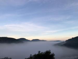 een zee van mist in de heuvels bij zonsondergang bij Bliss Bed and Breakfast in Yuchi