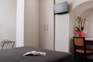 Televízia a/alebo spoločenská miestnosť v ubytovaní Borgo Pio Suites Inn