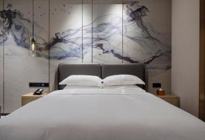 Postel nebo postele na pokoji v ubytování Paco Hotel Jinfeng Metro Guangzhou-Free Shuttle Bus For Canton Fair-Self-service laundry