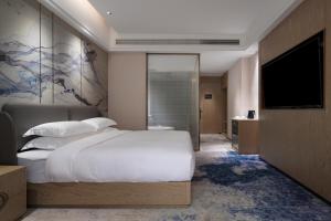 Postel nebo postele na pokoji v ubytování Paco Hotel Jinfeng Metro Guangzhou-Free Shuttle Bus For Canton Fair-Self-service laundry