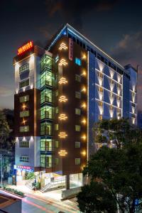 un bâtiment d'hôtel avec un panneau sur celui-ci la nuit dans l'établissement Vanusa Residency, à Bangalore