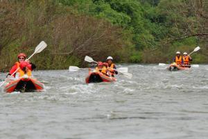 un grupo de personas en kayaks en un río en Koh Mueangkarn Paradise View Resort, en Sai Yok