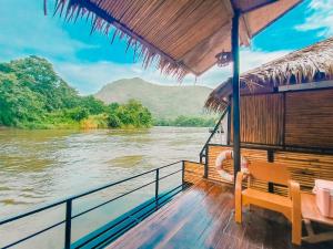 - barca sul fiume con vista di Koh Mueangkarn Paradise View Resort a Sai Yok