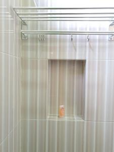 um chuveiro com uma porta de vidro na casa de banho em KoolKost Syariah At Medan Johor em Delitua