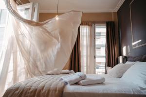 een slaapkamer met een bed met twee handdoeken erop bij Deluxe residence uncle Vassos in Thessaloniki