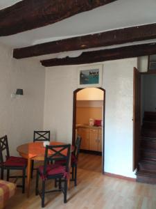 ein Esszimmer mit einem Tisch, Stühlen und einem Spiegel in der Unterkunft maison de village in Callian