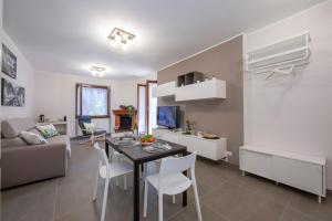 eine Küche und ein Wohnzimmer mit einem Tisch und Stühlen in der Unterkunft Menaggio Palphi in Menaggio