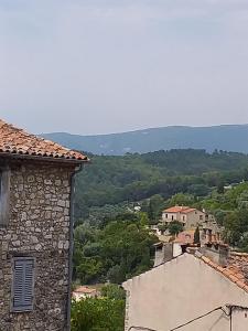 Blick auf die Stadt von einem Gebäude in der Unterkunft maison de village in Callian