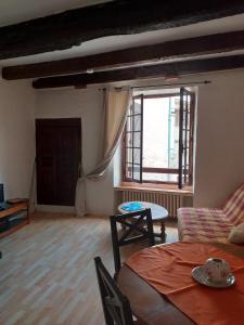 ein Wohnzimmer mit einem Sofa und einem Tisch in der Unterkunft maison de village in Callian