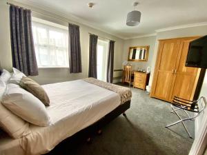 A bed or beds in a room at Jeffersons Hotel & Serviced Apartments