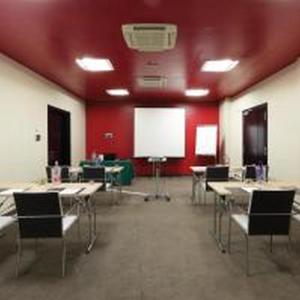 A área empresarial e/ ou a sala de conferências de Holiday Inn Genoa City by IHG