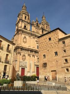 ein großes Gebäude mit einem Uhrturm darüber in der Unterkunft Apartamento ideal a la entrada de Salamanca !!! in Santa Marta de Tormes