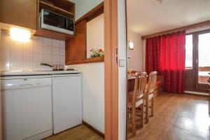 Dapur atau dapur kecil di travelski home classic - Résidence Le Hameau du Borsat 3 stars